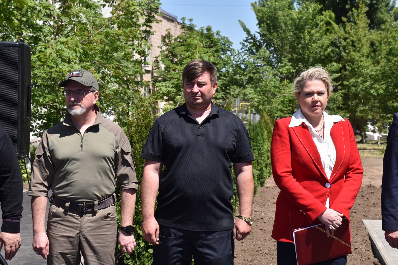 Памятник Максиму Горькому открыли в Краснодоне | 28.05.2024 | Луганск -  БезФормата